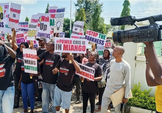 Residents of Miango in Bassa Local Government Area of Plateau State protesting 11 years without electricity