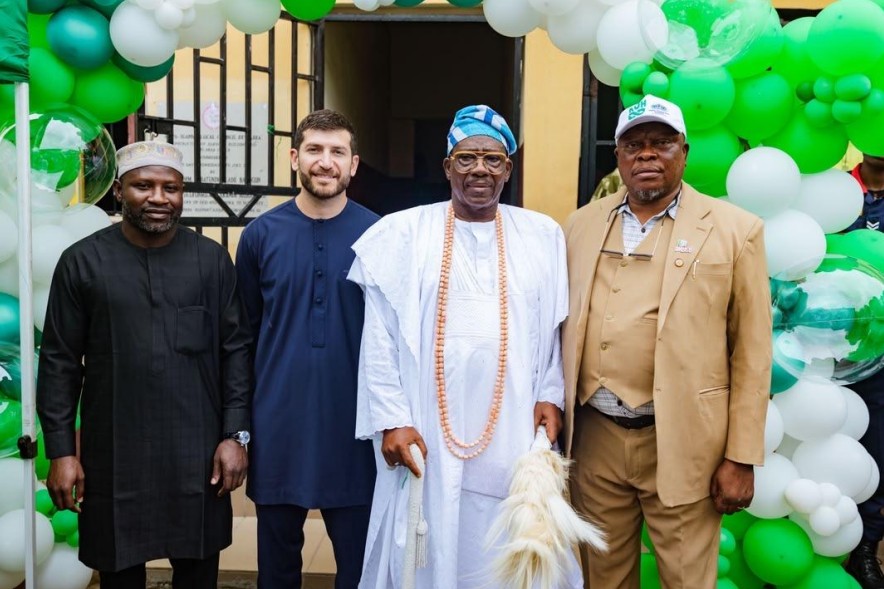 Caption: L-R: Hon. Lawal Aina Musbau, Chairman, House Committee on Health, Sari El-Khalil, Managing Director, Seven-Up Bottling Company Ltd, HRM Oba Abdulfatai Oyeyinka Aremu Ojora, the Ojora of Ijora, Hon. Jimoh Olawale Saliu, Executive Chairman of Apapa-Iganmu LCDA at the unveiling of Sari Primary Health Centre, Sari-Iganmu, Apapa-Iganmu LCDA, Lagos State renovated by Seven-Up Bottling Company Ltd recently.